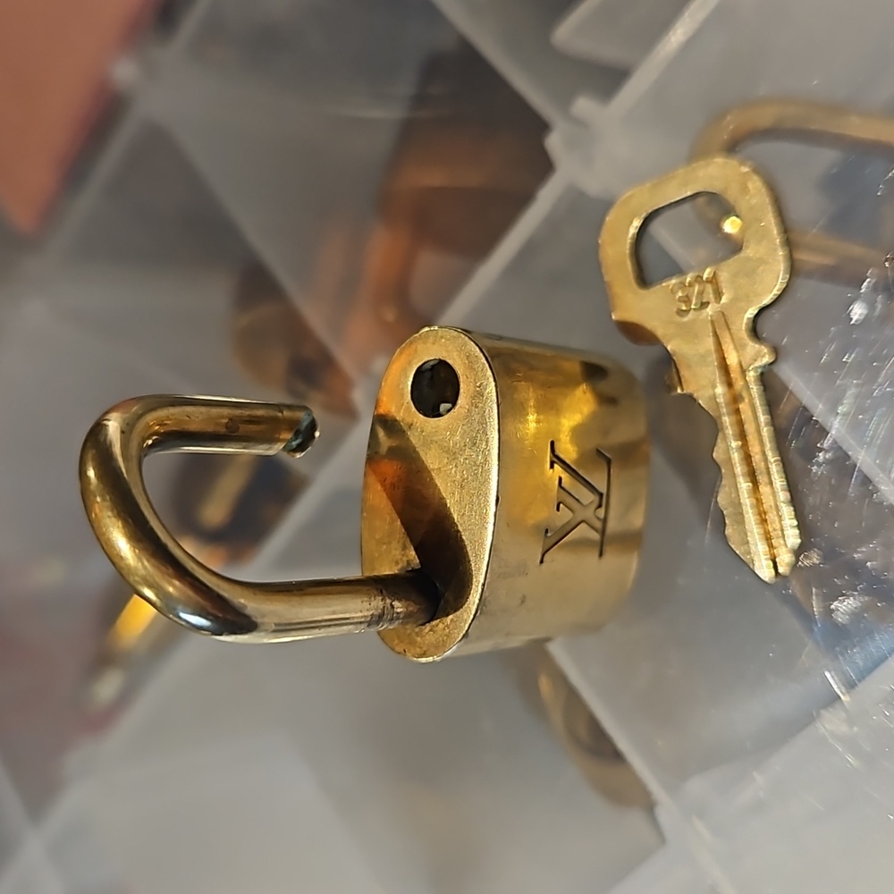 (ONE) 1 Authentic Louis Vuitton Lock & Key Set - Picture 6 of 17
